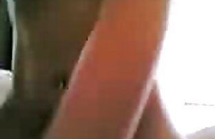 از Licks پیراشکی سیاه و سفید آبدار و موی چتری در سکسخواهربرادر مقعد با dildo پلاستیکی, گسترش باسن با دست او